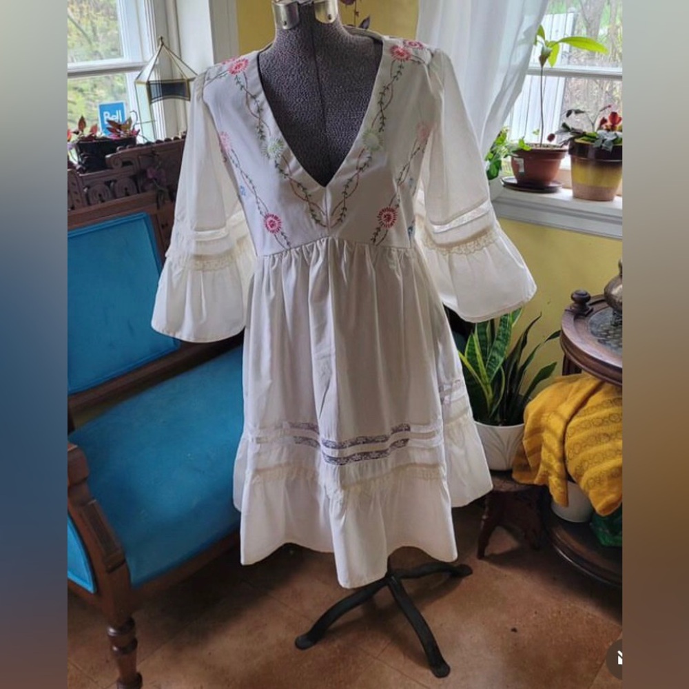 Vintage 1960s. Junket Dress. One of a Kind, vintage linens. Embroidery. US14